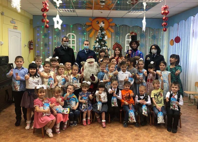 Воспитанники «Искры» получили в подарок от «Кристы» ценную вещь для заведения, а от транспортных полицейских - сладкие подарки каждому