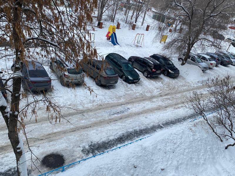 «Я быковать начну!» В сызранском дворе автомобилист устроил женщине скандал из-за места под солнцем