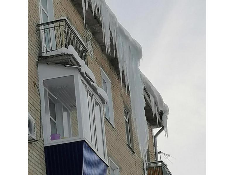 Гигантская опасная сосулька выросла на крыше сызранской многоэтажки