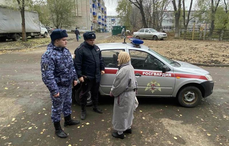 Пожилые сызранки ходили на свои дачи под охраной Росгвардии