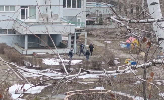 Два экипажа мужчин в камуфляже, перемахнувших через забор детского сада, вызвали переполох у местных жителей