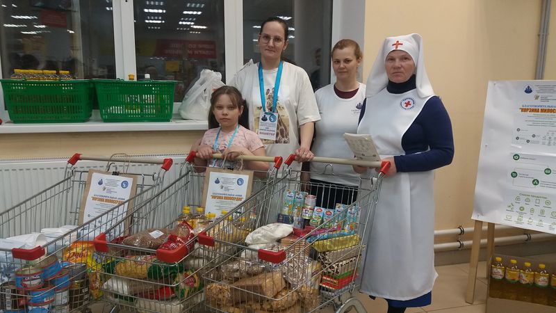 К волонтерам Сызрани подходили с полными корзинками еды и оставляли ее для малоимущих