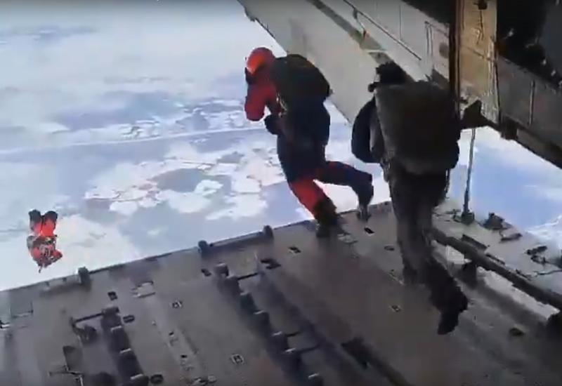 Парашютист перекрестился и сиганул в пропасть: на видео космонавта Михаила Корниенко - прыжок с огромной высоты