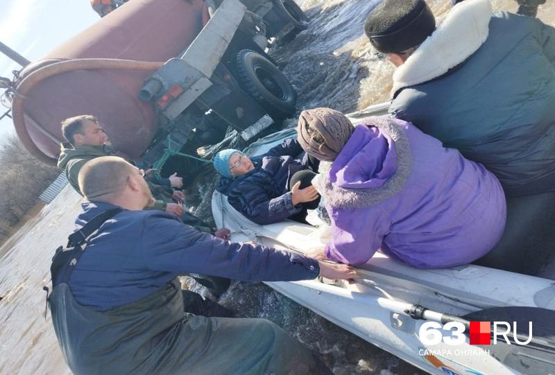 Правительство ввело в Самарской области режим повышенной готовности, в одном из районов режим ЧС, но многие люди отказываются эвакуироваться