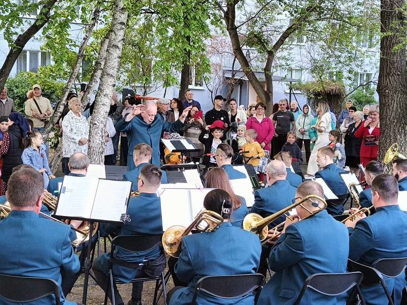 В Сызрани ветеранам и их потомкам подарили праздничный концерт прямо во дворе дома