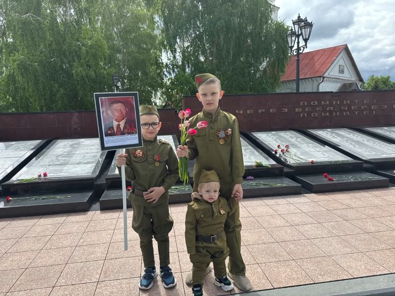 Жители Сызрани в День Победы поддержали акцию «Бессмертный полк»
