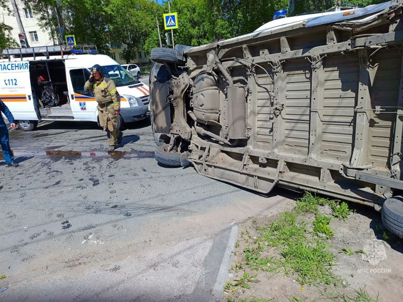 В Самарской области перевернулась маршрутка с пассажирами