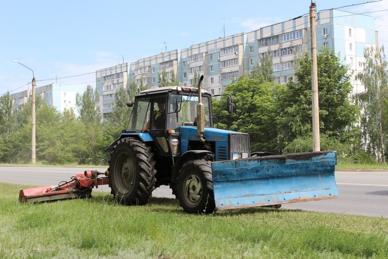 Всего 11 человек и три трактора избавляют от сорняков заросшую травой Сызрань