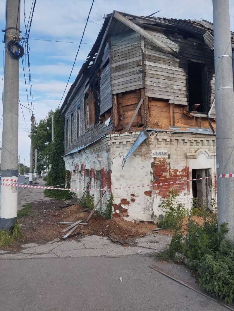 Какой вид: старинный дом на Набережной обтянули сигнальной лентой