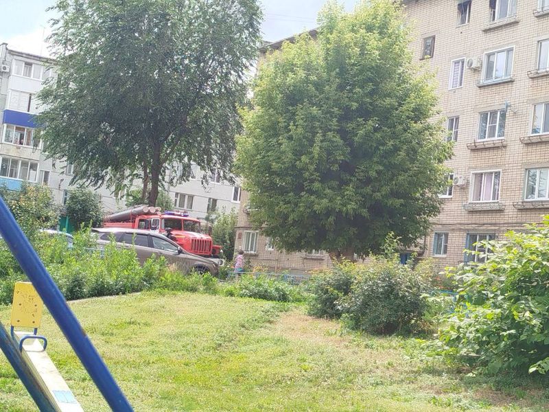 Молодого мужчину увезли из горящей квартиры в Сызранскую больницу