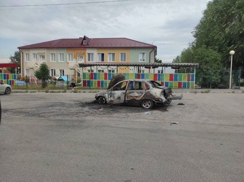 Обугленная Лада пока еще стоит возле детского сада: подробности пожара
