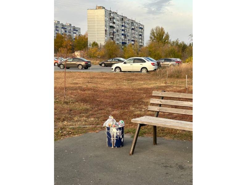 В городской службе Сызрани раскрыли тайну появления синих вёдер из-под краски в переулке Лодочном