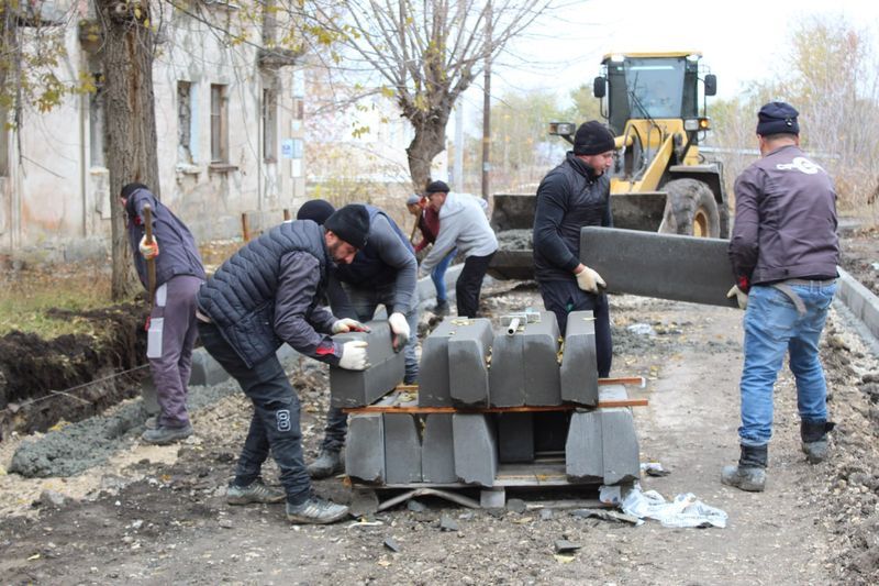 Подрядчик и в дождь не перестает работать на ремонте дворов в Сызрани