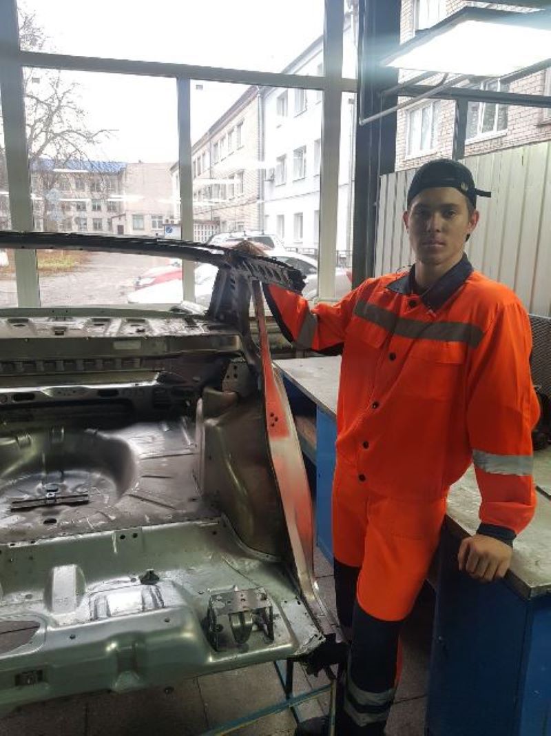 Через несколько лет к будущему мастеру кузовного ремонта Андрею Коннову из Сызрани будут записываться в очередь