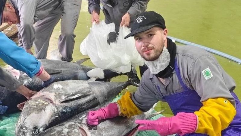 Такого вы не видели - рыбину стоимостью 160 млн рублей показал парень из Самарской области