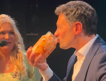 Квашеная капуста, расстегаи и лещ копчёный: Антона и Викторию Макарских задарили в Сызрани гостинцами