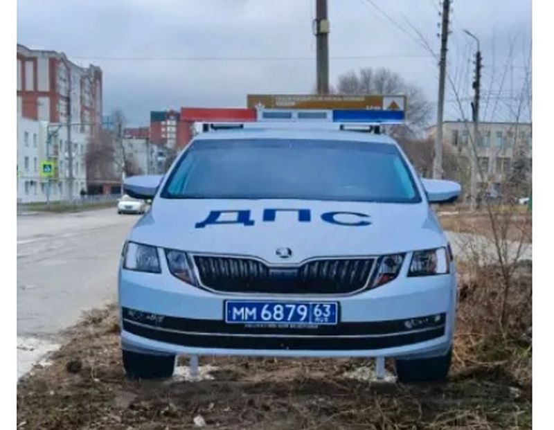 На «любимом» перекрестке в центре Сызрани встал на дежурство автомобиль ДПС - не совсем автомобиль и не совсем ДПС, но все-таки встал