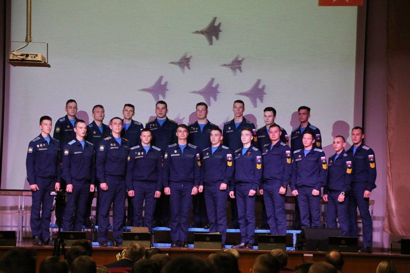 Курсанты СВВАУЛ устроили «Битву хоров» - летчики спели так, что люди в зале плакали