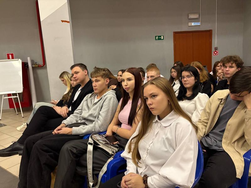 «Сложно, но безумно интересно»: в Сызрани студентам доступным языком рассказали, как поступить в вуз, где учат строить ракеты и спутники