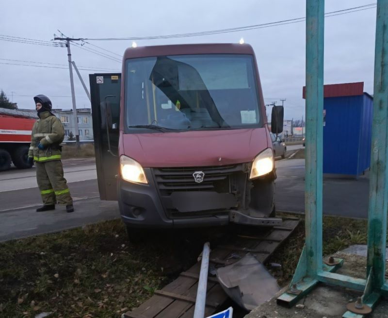 Приехали: в Сызранском районе водитель автобуса снес знак «Автобусная остановка»