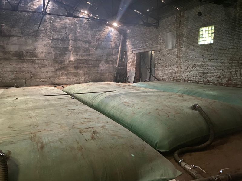 Троица дельцов «присосалась» к нефтепроводу и создала бизнес на заброшенной ферме - но подвел случай