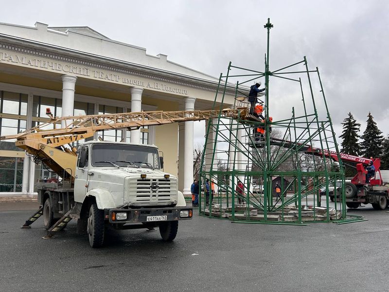В центре Сызрани монтируют новогоднюю елку - приходите посмотреть