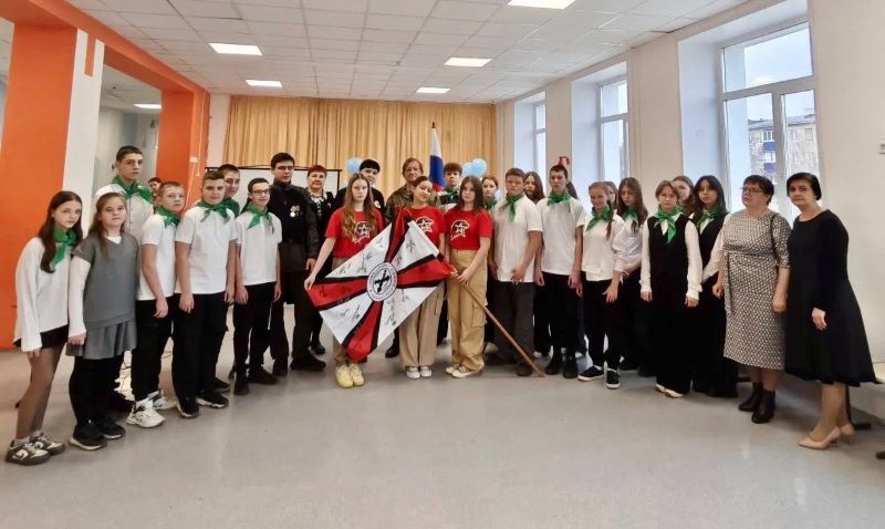 В Сызрани участники СВО передали в музей школы флаг с передовой